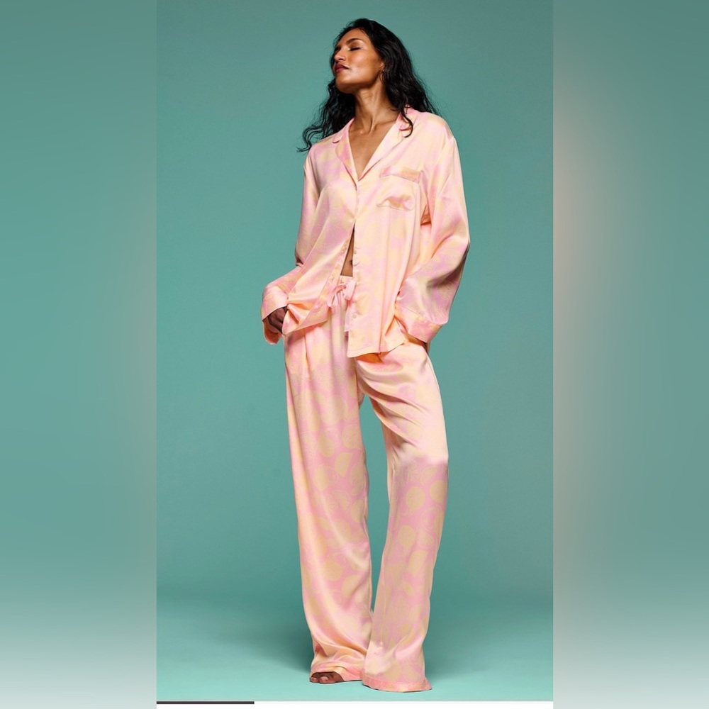 NWT Victoria’s Secret Satin Pajamas SZ MEDIUM PRETTY BLOSSOM LEMONS New Release!